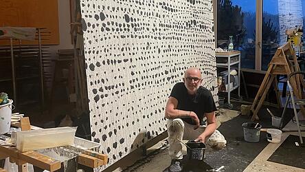 Leo Sch&ouml;tz vor seinem Bild &bdquo;Anni Domini - rhythm 2025/2025&ldquo;.