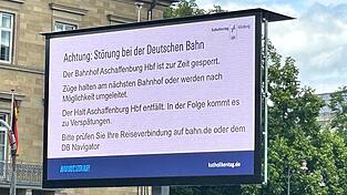 Ein Hinweis macht die Besucher des Katholikentags in Würzburg auf die wenig später aufgehobene Sperrung des Bahnhofs in Aschaffenburg aufmerksam. Ein Hinweis macht die Besucher des Katholikentags in Würzburg auf die wenig später aufgehobene Sperrung des Bahnhofs in Aschaffenburg aufmerksam.