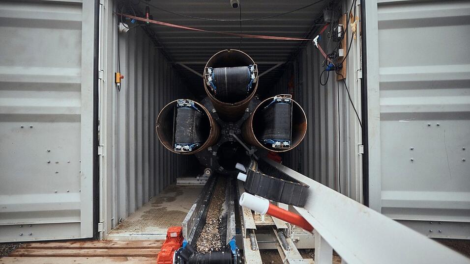 Das TUM Boring Team testete die Tunnelbohrmaschine vor dem Wettbewerb auf einem Versuchsfeld in Neuching (Bayern) Das TUM Boring Team testete die Tunnelbohrmaschine vor dem Wettbewerb auf einem Versuchsfeld in Neuching (Bayern)