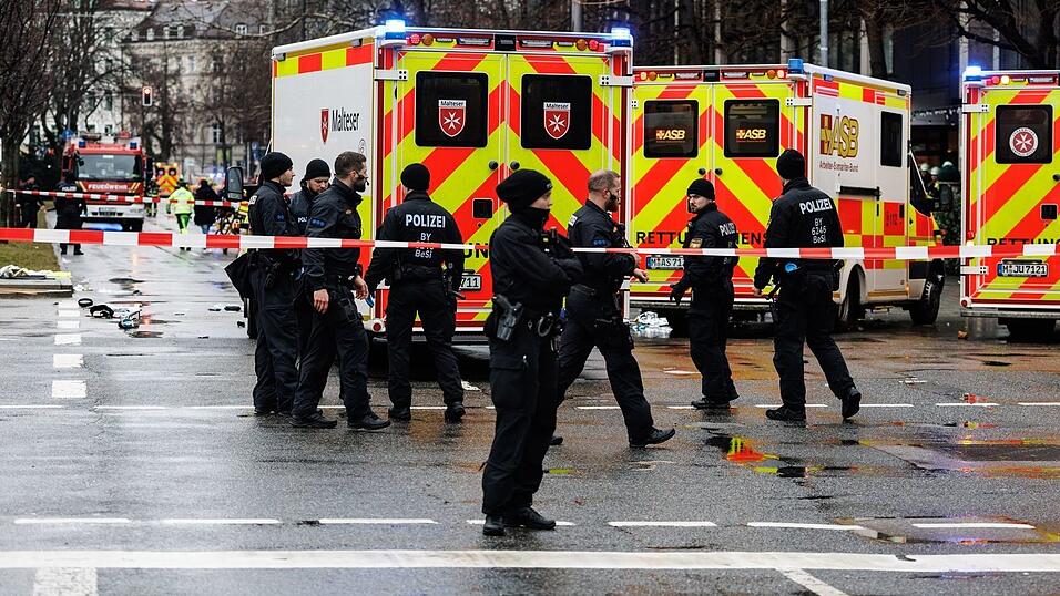 Zahlreiche Menschen wurden bei der Auto-Attacke verletzt. Zahlreiche Menschen wurden bei der Auto-Attacke verletzt.