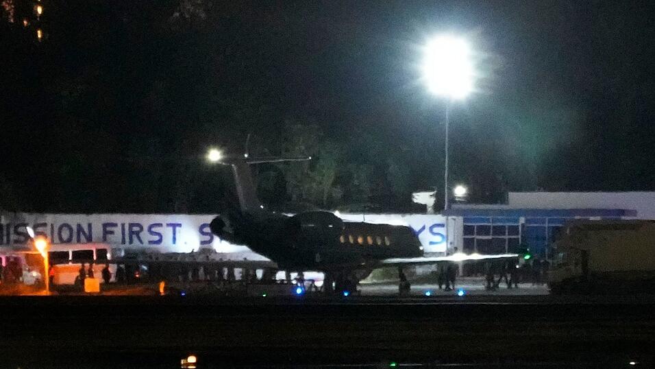 Der ehemalige philippinische Pr&auml;sident Rodrigo Duterte wird nach Angaben seines Anwalt nach Den Haag geflogen.