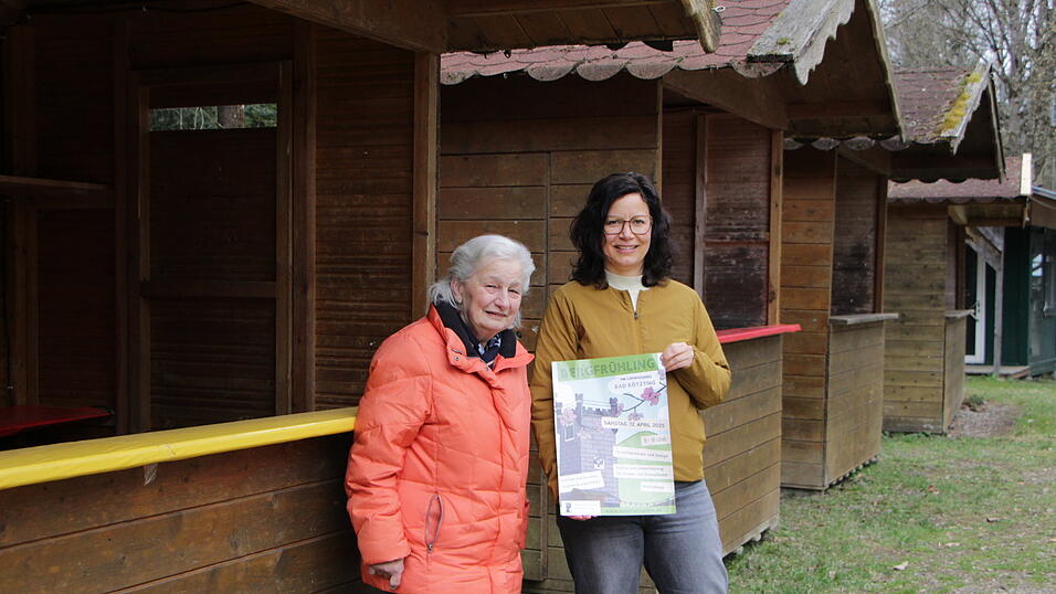 FSG-Vorsitzende Beate Bauer und Katrin Roiger freuen sich auf die Besucher des 'Bergfr&uuml;hlings' am Samstag. Ab 11 Uhr geht's los - die Buden f&uuml;r den Kunsthandwerkermarkt und das Essensangebot stehen schon.