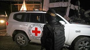 Bewaffnetes Hamas-Mitglied bei Übergabe von Geisel-Leichen. (Archivbild)