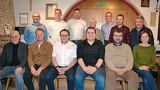 Die Kandidatinnen und Kandidaten der Bürgerliste (sitzend v. l.): Martin Biendl, Markus Ginzinger, Helmut Biebl, Florian Bergermeier, Thomas Gallmaier, Christina Zellner; (stehend v. l.) Ludwig Inderst, Felix Kellerer, Thomas Pöhner, Lisbeth Ramser, Archus Neumayer, Hans Kuffer und Alois Traurig. Auf dem Bild fehlt Steffi Wagner.