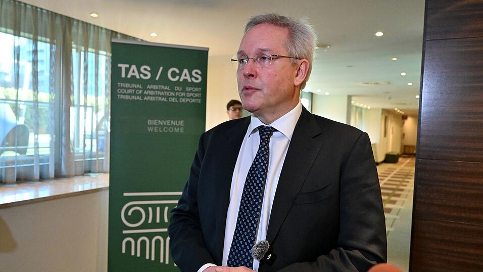 Cas-Generaldirektor Matthieu Reeb spricht vor der Anh&ouml;rung.