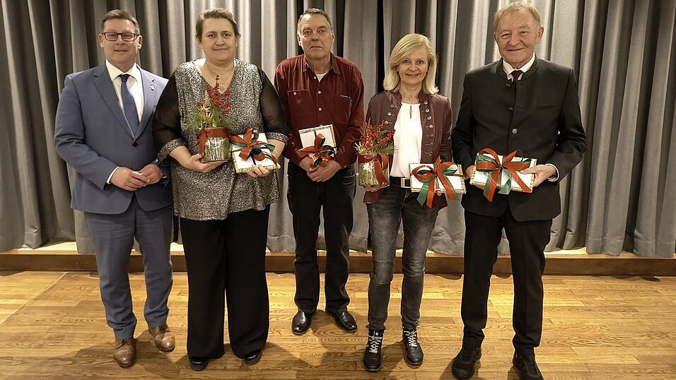 Verabschiedungen: Helmut Fichtner mit Monika Baum, Michael Leitenstern, Gertraud Ginzinger und Anton Wimmer (v.l.).