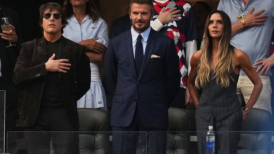 Tom Cruise, David Beckham und seine Frau Victoria Beckham z&auml;hlten zu den Promis auf den Trib&uuml;nen.