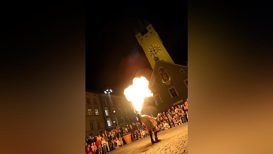 Mittelalter-Flair und super Stimmung: Die lange Einkaufsnacht 'Schlaflos' war gleichzeitig der Auftakt zum Mittelalter-Fest in Straubing. Mittelalter-Flair und super Stimmung: Die lange Einkaufsnacht 'Schlaflos' war gleichzeitig der Auftakt zum Mittelalter-Fest in Straubing.