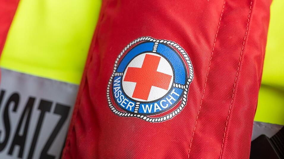 Die Wasserwacht brachte den Jugendlichen zun&auml;chst an Land, doch er starb anschlie&szlig;end im Krankenhaus. (Symbolbild)