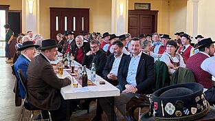 Landrat Christian Schindler (vorne, r.) sprach zu den Trachtlern und dankte ihnen für ihren Einsatz in der Brauchtumspflege. Landrat Christian Schindler (vorne, r.) sprach zu den Trachtlern und dankte ihnen für ihren Einsatz in der Brauchtumspflege.