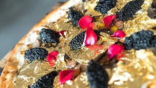Eine mit Gold belegte Pizza wird in einem Restaurant in New York (USA) angeboten. Die Pizza für 2.000 Dollar ist seit November 2016 im Angebot.