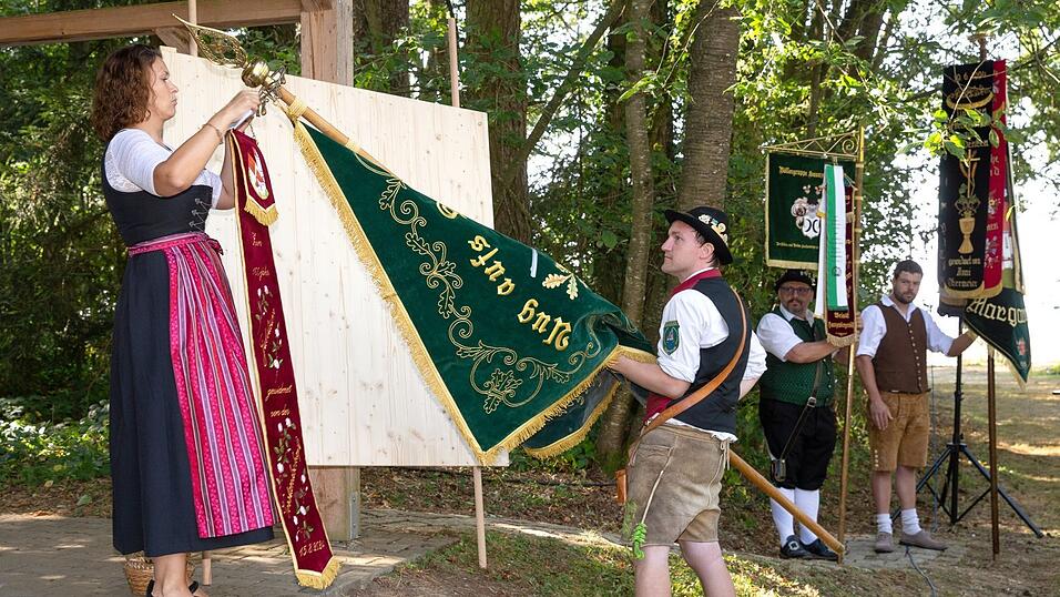 Die neuen und gesegneten B&auml;nder wurden an die Vereinsfahne angeheftet.