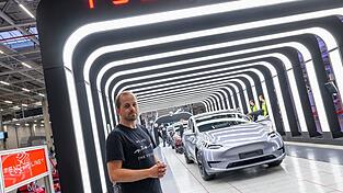 Der Werksleiter von US-Elektroautobauer Tesla in Grünheide, André Thierig, äußert sich zur Absatzlage der Fabrik (Archivbild).