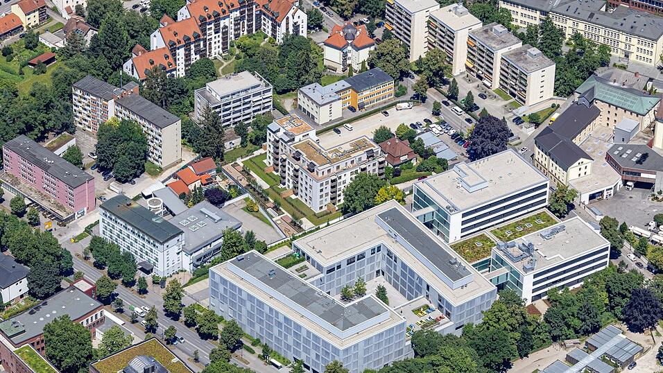 Die Verfahren rund um die &bdquo;Sturm-Villa&ldquo; sind abgeschlossen: Das Gericht best&auml;tigte die Denkmaleigenschaft. Nun wurde eine Bauvoranfrage gestellt, die einen Abriss der Autowerkstatt und eine Riegelbebauung an der Papiererstra&szlig;e vorsieht.