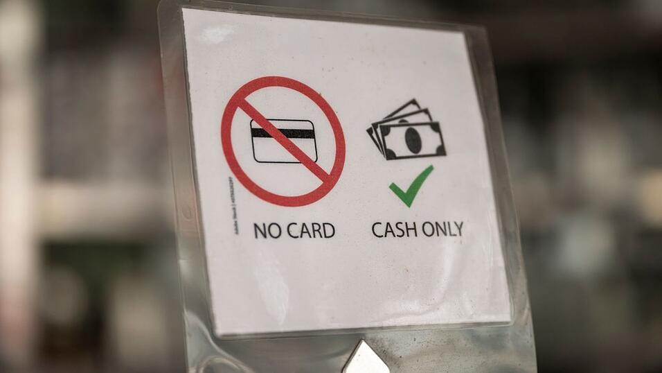Mancherorts kann man nur mit Bargeld bezahlen. (Symbolbild)