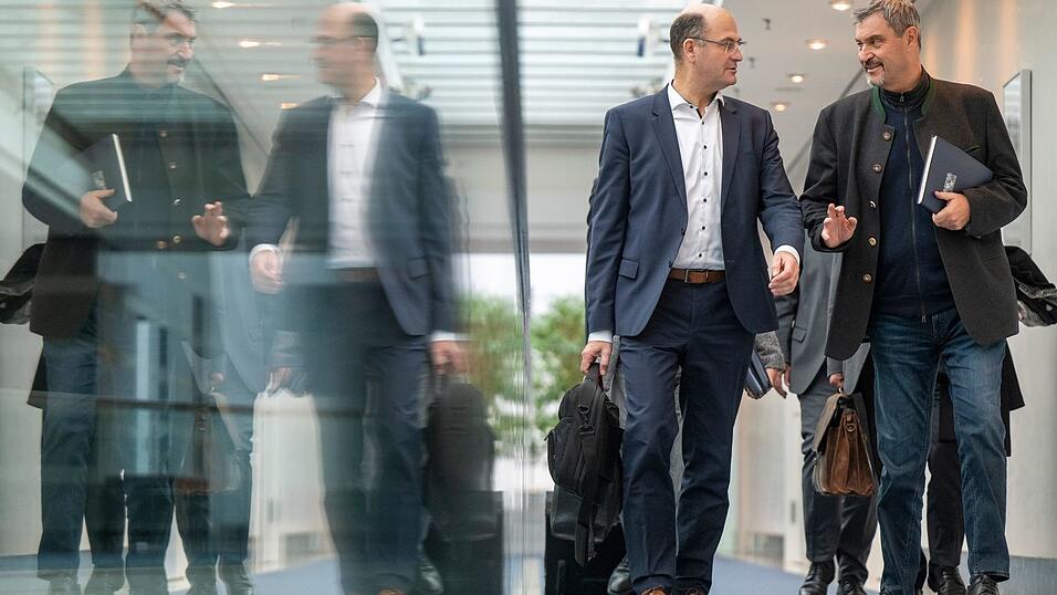 Trotz der schwierigen Finanzlage will die bayerische Staatsregierung bei der Aufstellung des nächsten Haushalts auf neue Kredite zur Gegenfinanzierung verzichten. Trotz der schwierigen Finanzlage will die bayerische Staatsregierung bei der Aufstellung des nächsten Haushalts auf neue Kredite zur Gegenfinanzierung verzichten.