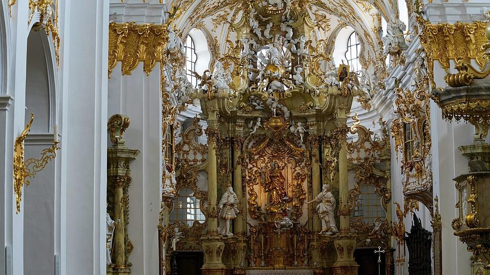 In einer Regensburger Kirche hat eine Schweizer Sängerin ein anstößiges Musikvideo gedreht. (Symbolbild) In einer Regensburger Kirche hat eine Schweizer Sängerin ein anstößiges Musikvideo gedreht. (Symbolbild)