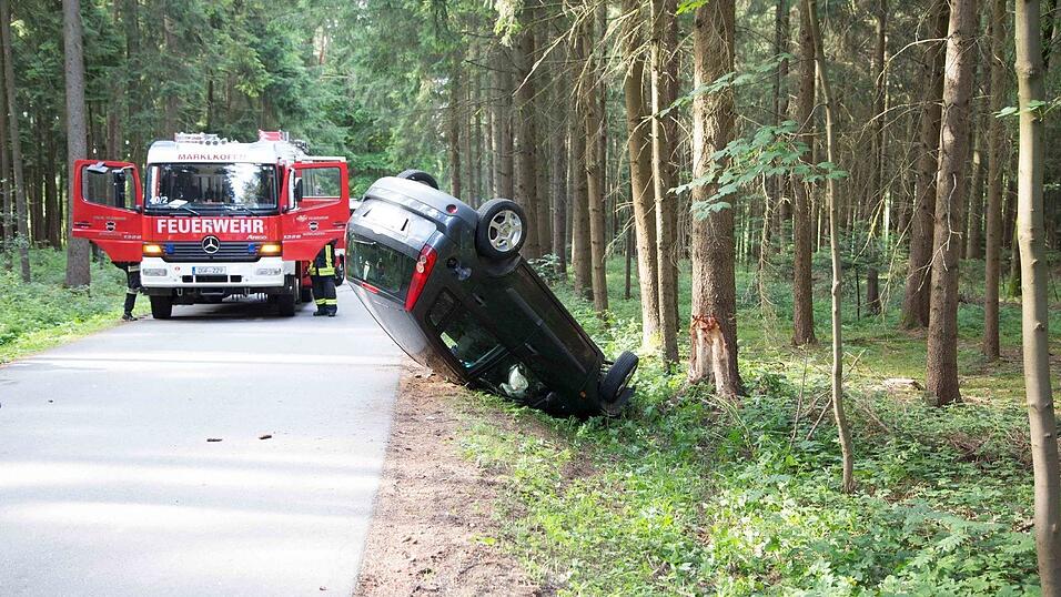 Unfall am Pfingstmontag in einem Waldst&uuml;ck bei Frontenhausen (Kreis Dingolfing-Landau). Dabei wurde ein 75-j&auml;hriger Mann schwer verletzt.