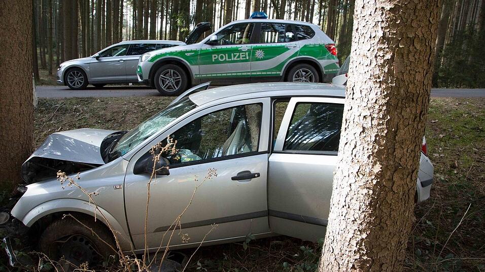 Ein 18-Jähriger hat erst seit drei Tagen seinen Führerschein und schon verursachte er bei Bodenkirchen einen schweren Unfall Ein 18-Jähriger hat erst seit drei Tagen seinen Führerschein und schon verursachte er bei Bodenkirchen einen schweren Unfall
