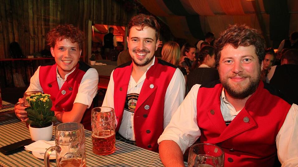 Viele Landshuter feierten am Freitagabend auf der Bartlmädult. Viele Landshuter feierten am Freitagabend auf der Bartlmädult.