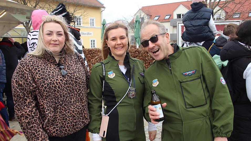 Viele Faschings-Fans haben sich am Samstag den Umzug in Langenbach angesehen. Viele Faschings-Fans haben sich am Samstag den Umzug in Langenbach angesehen.