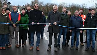 Landrat Werner Bumeder und Bürgermeister Matthias Kohlmayer durchschnitten gemeinsam mit den am Bau Beteiligten das traditionelle Band und erklärten damit die Ortsdurchfahrt offiziell für eröffnet.