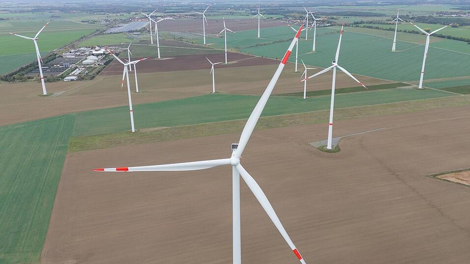 Wenn hohes Stromangebot etwa an windreichen Tagen auf eine geringe Nachfrage trifft, werden an der B&ouml;rse Abnehmer schon mal mit Geld belohnt. (Archivbild)