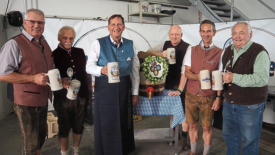 Das Bier schmeckt - die Ehrengäste überzeugten sich davon.