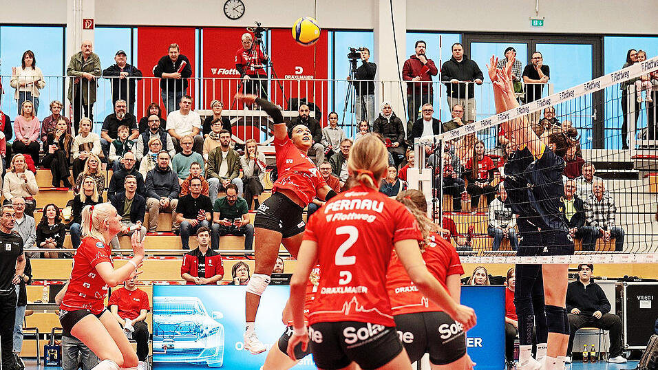 Stark in der Feldverteidigung, wuchtig im Abschluss: Raben-Außenangreiferin Jeannette Huskic (2.v.li.) zeigte am Sonntag eine bärenstarke Leistung und avancierte mit 16 Zählern zur zweitbesten Punktesammlerin im Vilsbiburger Team. Stark in der Feldverteidigung, wuchtig im Abschluss: Raben-Außenangreiferin Jeannette Huskic (2.v.li.) zeigte am Sonntag eine bärenstarke Leistung und avancierte mit 16 Zählern zur zweitbesten Punktesammlerin im Vilsbiburger Team.