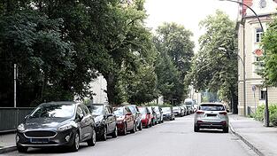 An der Nikolastra&szlig;e parken viele Autos - momentan noch ohne Bewirtschaftung der Fl&auml;chen. Die Stadt will nun dazu die Meinung der Anwohner wissen.