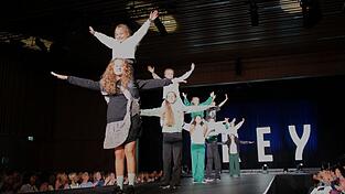 Die Rundinger Tanzgruppe Schlossberger Starlights setzen die Kindermode gekonnt in Szene. Die Rundinger Tanzgruppe Schlossberger Starlights setzen die Kindermode gekonnt in Szene.