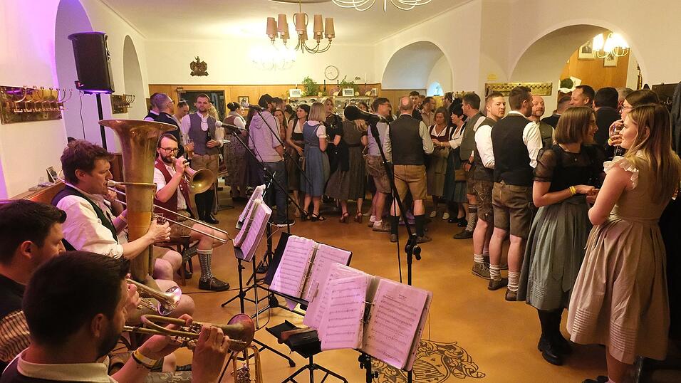 Partykl&auml;nge und z&uuml;nftige Kapellen, f&uuml;r jeden Nachtschw&auml;rmer in Tracht war etwas dabei.