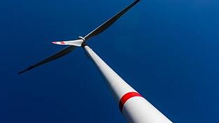 Laut der 10H-Regel darf ein Windrad nicht näher als seine zehnfache Höhe an einem Wohngebiet stehen - und viele unserer Leser finden das auch sehr gut so. (Symbolbild) Laut der 10H-Regel darf ein Windrad nicht näher als seine zehnfache Höhe an einem Wohngebiet stehen - und viele unserer Leser finden das auch sehr gut so. (Symbolbild)