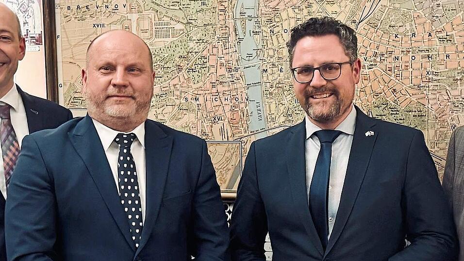 MdL Dr. Gerhard Hopp sprach in dieser Woche auch mit dem stellvertretenden tschechischen Verkehrsminister Vaclav Bernard (links) &uuml;ber die Further Landesgartenschau und eine Anreise mittels Zug.