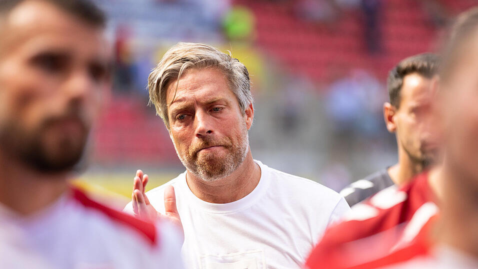 „Wir müssen aufwachen“, sagt der Regensburger Trainer Michael Wimmer nach der vollends misslungenen Heimpremiere. „Wir müssen aufwachen“, sagt der Regensburger Trainer Michael Wimmer nach der vollends misslungenen Heimpremiere.