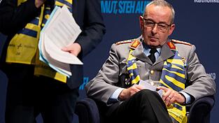 Der Generalinspekteur der Bundeswehr war zu Gast auf dem Katholikentag in Würzburg. Der Generalinspekteur der Bundeswehr war zu Gast auf dem Katholikentag in Würzburg.
