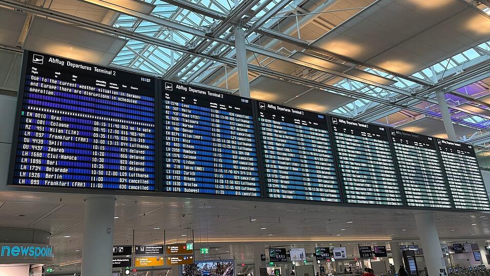 Am Münchner Flughafen kam es wegen des Abfertigungsstopps am Vormittag zu Verzögerungen. Am Münchner Flughafen kam es wegen des Abfertigungsstopps am Vormittag zu Verzögerungen.