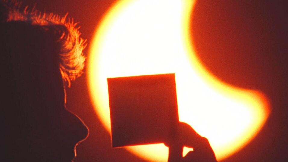 Zuletzt war eine totale Sonnenfinsternis am 11. August 1999 in Deutschland zu sehen. Bis zur nächsten Totalen dauert es bis September 2081. Am 12. August erreicht die Sonnenfinsternis über Ostbayern eine Abdeckung von fast 90 Prozent. Zuletzt war eine totale Sonnenfinsternis am 11. August 1999 in Deutschland zu sehen. Bis zur nächsten Totalen dauert es bis September 2081. Am 12. August erreicht die Sonnenfinsternis über Ostbayern eine Abdeckung von fast 90 Prozent.