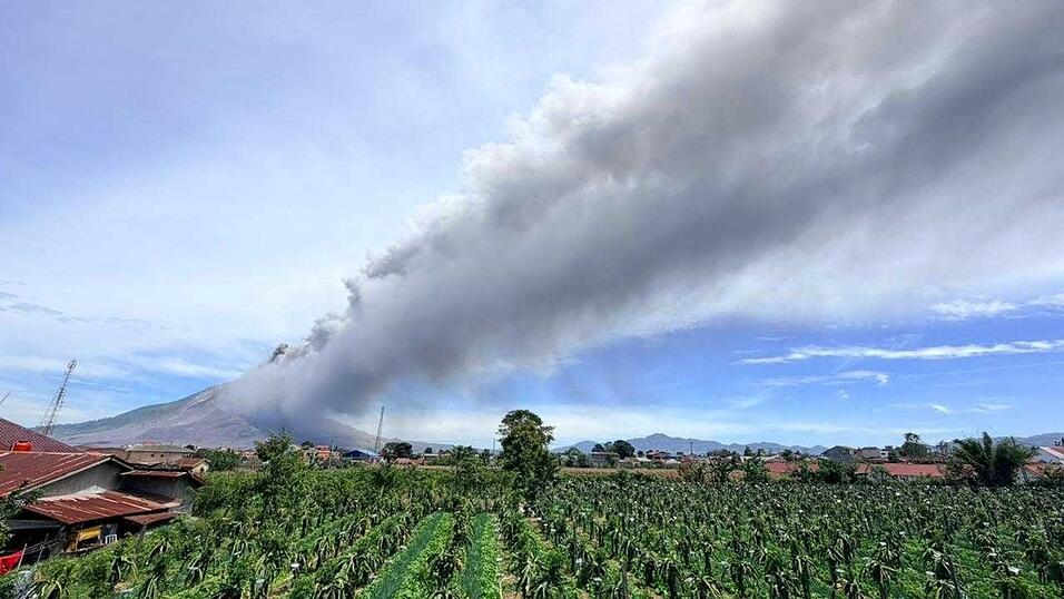 Der Sinabung auf Sumatra zählt zu den aktivsten Vulkanen Indonesiens. Der Sinabung auf Sumatra zählt zu den aktivsten Vulkanen Indonesiens.