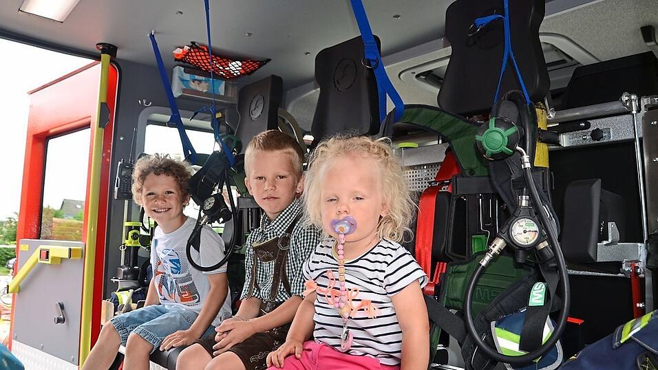 Die künftigen Nachwuchsfeuerwehrler Gabriel, Johannes und Mia sitzen schon mal Probe im neuen LF 20. Die künftigen Nachwuchsfeuerwehrler Gabriel, Johannes und Mia sitzen schon mal Probe im neuen LF 20.