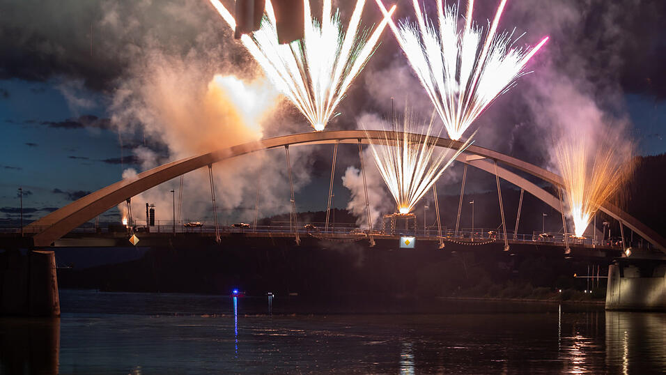 Bereits ab 20 Uhr stieg die Party beiderseits der Donau, um 22 Uhr dann begeisterte das feurige Spektakel auf der Donaubrücke die Gäste. Bereits ab 20 Uhr stieg die Party beiderseits der Donau, um 22 Uhr dann begeisterte das feurige Spektakel auf der Donaubrücke die Gäste.