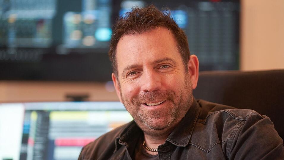 Der Schlagers&auml;nger Ikke H&uuml;ftgold sitzt in seinem Studio.