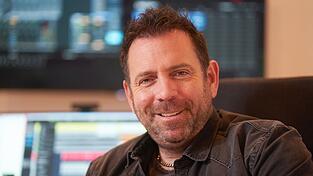 Der Schlagers&auml;nger Ikke H&uuml;ftgold sitzt in seinem Studio.