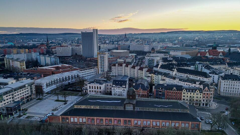 Chemnitz ist die viertgrößte Stadt in Ostdeutschland. Chemnitz ist die viertgrößte Stadt in Ostdeutschland.
