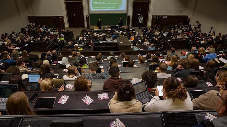 Auch Menschen über 65 Jahren können an Universitäten studieren. (Archivbild) Auch Menschen über 65 Jahren können an Universitäten studieren. (Archivbild)