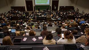 Auch Menschen über 65 Jahren können an Universitäten studieren. (Archivbild) Auch Menschen über 65 Jahren können an Universitäten studieren. (Archivbild)