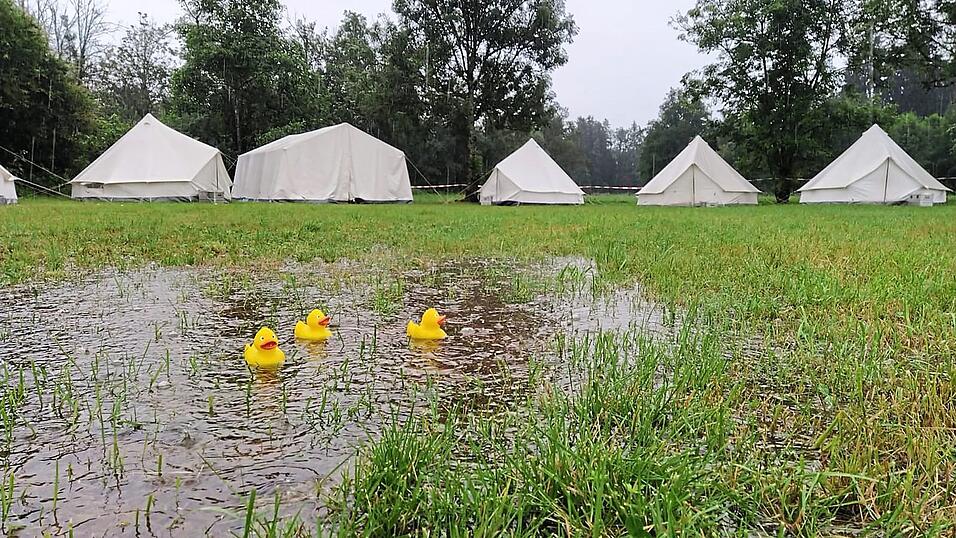 Die KJR-Verantwortlichen lie&szlig;en die Kinder und Jugendlichen heuer nicht im Regen stehen, auch wenn dieses Bild vom Zeltlager den Eindruck vermitteln k&ouml;nnte. Die Di&ouml;zese Passau hatte eigens f&uuml;r den KJR Deggendorf den Zeltplatz ge&ouml;ffnet und auch Personal zur Verf&uuml;gung gestellt.