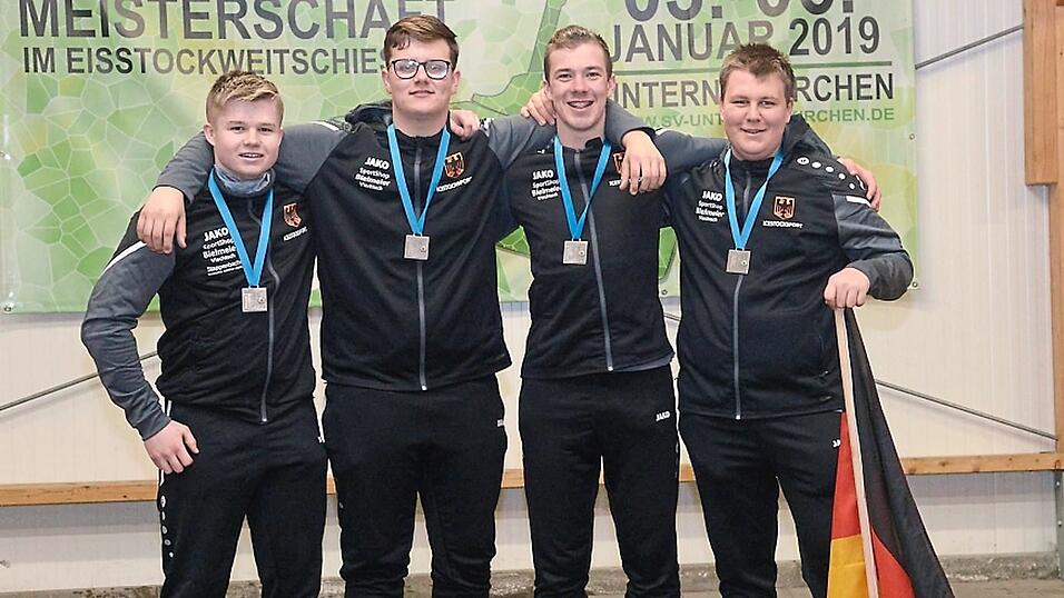Max (ganz rechts) belegte mit dem deutschen Team U-16 in der Mannschaftswertung bei der Europameisterschaft den zweiten Platz. Das Plakat im Hintergrund stammt von einer früheren Veranstaltung. Max (ganz rechts) belegte mit dem deutschen Team U-16 in der Mannschaftswertung bei der Europameisterschaft den zweiten Platz. Das Plakat im Hintergrund stammt von einer früheren Veranstaltung.