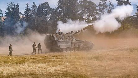 Eine Truppenübung von Soldaten aus mehreren Nationen mit der Panzerhaubitze 2000 auf dem Truppenübungsplatz in Grafenwöhr. Auf dem Areal des Grafenwöhrer Standortes soll ein neuer Übungsplatz entstehen.
