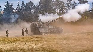 Eine Truppenübung von Soldaten aus mehreren Nationen mit der Panzerhaubitze 2000 auf dem Truppenübungsplatz in Grafenwöhr. Auf dem Areal des Grafenwöhrer Standortes soll ein neuer Übungsplatz entstehen.